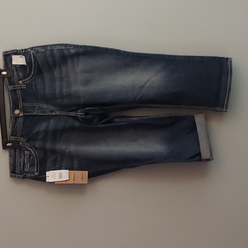 Suki Capris Mid Rise, Relaxed Hip and Thighs